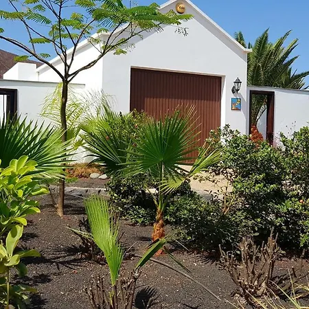 Villa Lovely Nico Playa Blanca, Hot Tub, Communal Pool *